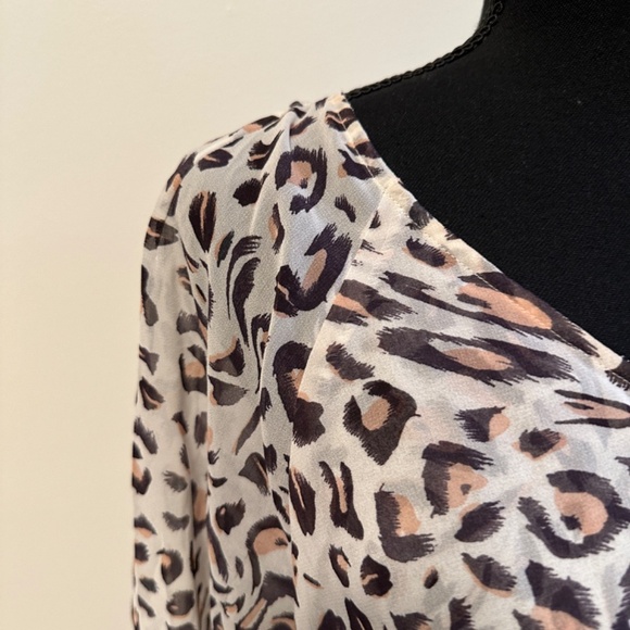 *CABI* Gray Cheetah Print Long Sleeve Blouse Size Medium - Picture 3 of 7